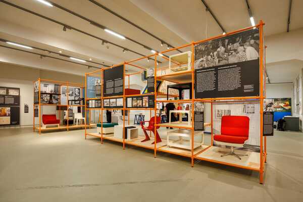 Blick in die Ausstellung mit Kunststoffmöbeln in einem Ausstellungsregal
