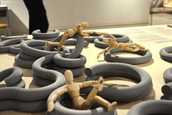 kombinierbarte Kreissegmente aus grauem Kunststoff mit Holzmodellpuppen 