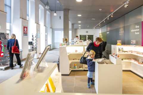 Foyer Stadtmuseum Halle Foyer und Museumsshop vom Stadtmuseum Halle