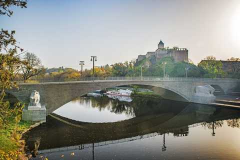 Oberburg Giebichenstein Blick auf die Saale und die Oberburg Giebichenstein und Brücke