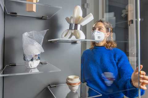 GiebichenStein-Designpreis Preisträgerin Marie Gerhardt an der Vitrine mit ihren Objekten