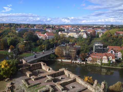 Plateau der Oberburg Blick vom Turm auf die Mauerreste der Oberburg