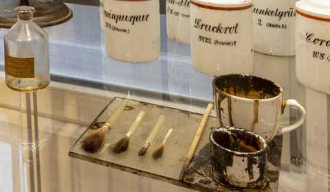 Utensilien für die Porzellanmalerei Blick in eine Vitrine mit Pinseln und Mal- und Farbgefäßen