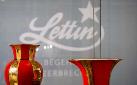 Porzellan aus Lettin Zwei Vasen vor dem Firmelogo "Lettin"