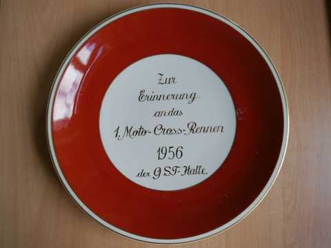 Ehrenteller Teller mit der Aufschrift "Zur Erinnerung an das 1. Moto-Cross-Rennen 1956 der GST Halle