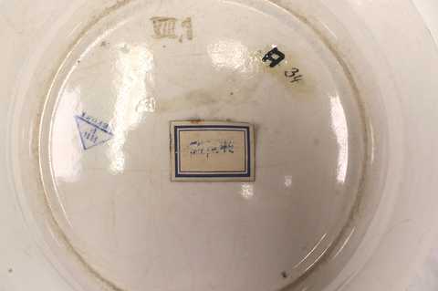 Klebeschild Tellerunterseite Unterseite eines Tellers mit Firmenmarke und handschriftlichen Signaturen