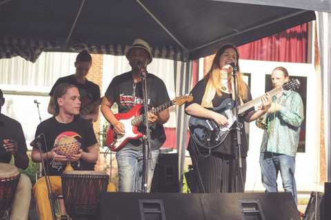 Papa Dula Band Die Mitglieder der Band auf der Bühne mit Gitarren und Trommeln