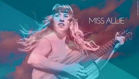 Miss Allie Miss Allie mit Gitarre und Stirnband auf der Bühne