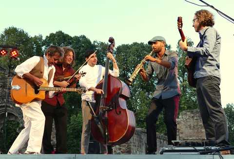 Absinto Orkestra Mitglieder der Band Absinto Orkestra auf der Bühne beim musizieren