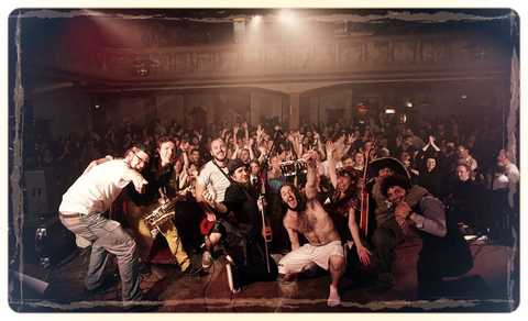 La Fanfarria Del Capitán La Fanfarria Del Capitán auf der Bühne bei einem Konzert in Leipzig. Im Hintergrund die Konzertbesuchenden