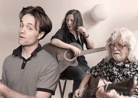 Sag wolltest du nicht noch ... Bandmitglieder "Sag wolltest du nicht noch" mit Gitarre