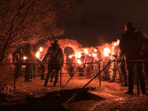 Fackel Blick auf eine Gruppe bei der Fackelführung in der Dunkelheit