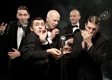 Java Five - The Art of Vocal Swing Die Mitglieder von Java Five vor einem Retro-Mikrofon mit Anzug und Fliege
