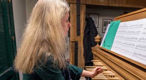 Ariane Toffel Frau spielt Carillon