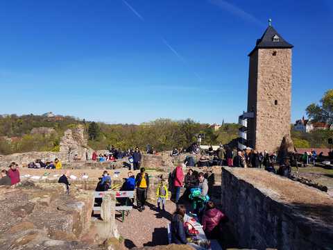 Oberburg Giebichenstein Plateau Oberburg mit Menschen