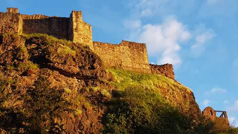 Von der Abendsonne beschienen Seitenansicht der Oberburg Giebichenstein im Abendlicht