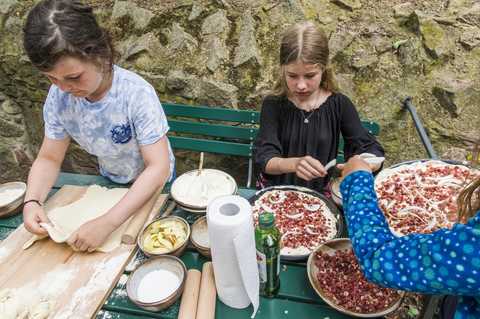 Vom Korn zum Brot Zwei Mädchen beim Backen
