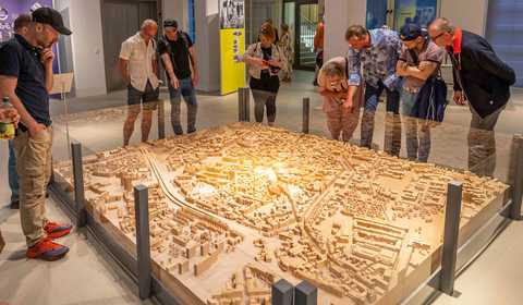 Stadtmodell Mehrere Personen stehen um ein großes Stadtmodell