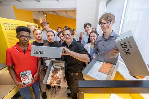 Die Schüler des Lionel-Feininger-Gymnasiums bereiteten sich im Stadtmuseum Halle auf ihre Reise nach Prag vor. Bild: Ziegler Die Schüler zusammen mit den Archivboxen zu Heydrich und Herrmann im Stadtmuseum Halle