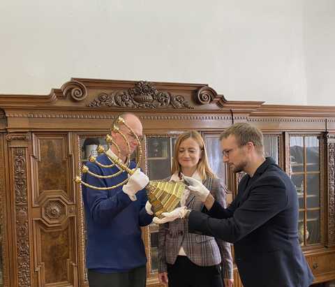 Steffen Thater, Anette Müller-Spreitz und Sven Pabstmann bei der Begutachtung einer Menora. Bild: Bianca Kriesten Steffen Thater, Anette Müller-Spreitz und Sven Pabstmann bei der Begutachtung einer Menora