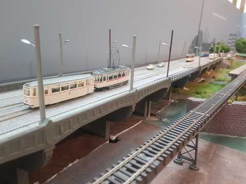 Nahaufnahme der Brücke zum Rennbahnkreuz Eine Nahaufnahme der Brücke zum Rennbahnkreuz mit den filigranen Lampen aus dem 3D-Drucker.