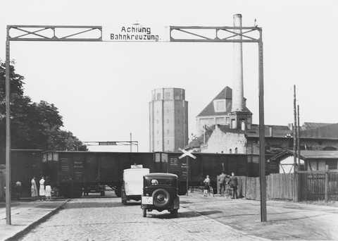 Foto: Freunde der HHE Ein Bild aus den 1930er Jahren mit der Hafenbahn vor dem Wasserturm Süd.