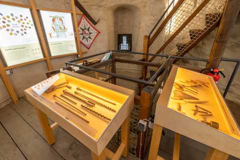 Teil der Ausstellung im Leipziger Turm Eine Ansicht vom Inneren des Leipziger Turms mit Info-Tafeln zum Handwerk und ausgestellten Werkzeugen.