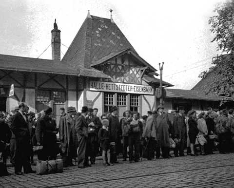 Bahnhof Klaustor Bahnhofsgebäude und wartende Menschen