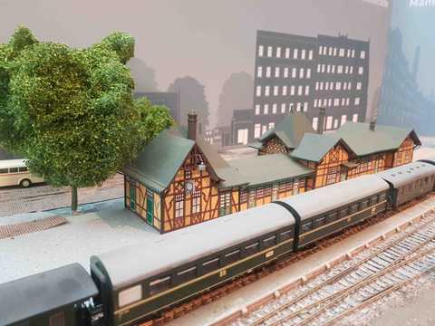 Bahnhofsgebäude Klaustor im maßstab 1:87 Modell des Bahnhofgebäudes, davor ein Zug