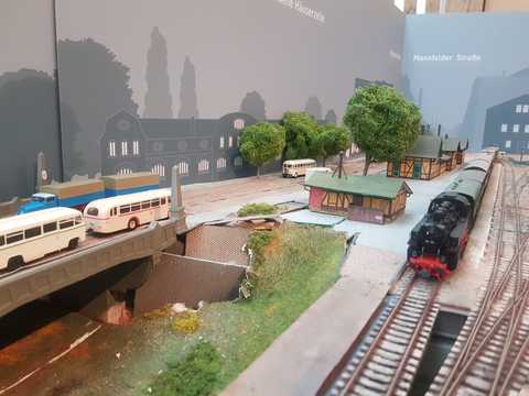 Straßenszene am Bahnhof Klaustor Modell mit Straßenszene am Bahnhof Klaustor, an der Busse, Lieferwagen und ein Zug beteiligt sind