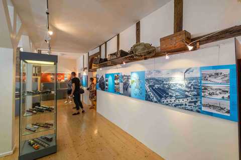 Ausstellung Ausstellungsraum mit Bildtafeln und Vitrine mit Bahnmodellen