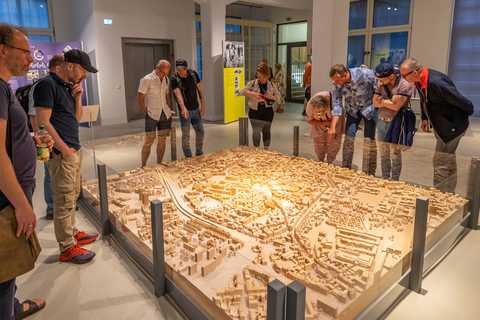 Modell Innenstadt eine Gruppe Menschen steht um ein großes Stadtmodell herum