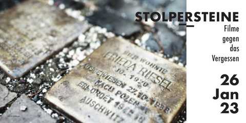 Stolpersteine Nahaufnahme von Stolpersteinen im Straßenpflaster und Veranstaltungshinweis