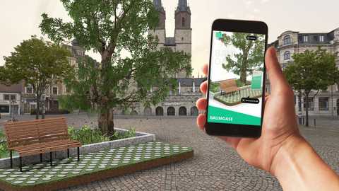 Stadtklima Halle Hand hält Smartphone mit einem digitalen Exponat, im Hintergrund das digitale Exponat auf dem Hallmarkt