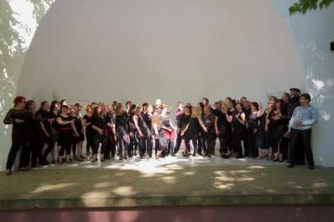 JOY´N´US Bild des Gospelchor JOY´N´US auf einer Bühne.