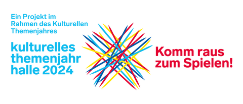 Logo Themenjahr 2024 der Buchstabe X in Form von bunten gekreutzen Mikadostäben, Text: Ein Projekt im Rahmen des Kulturellen Themenjahres "Komm raus zum Spielen!"